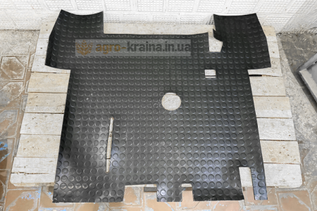 Коврик кабины ЮМЗ с вырезом (малая кабина) 40-6702085